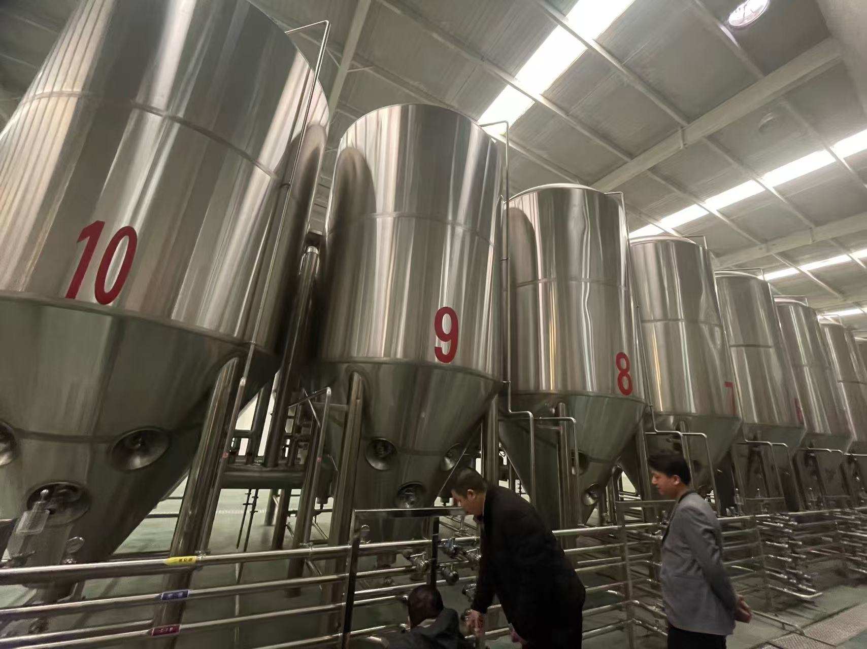 西华精酿啤酒设备厂—平面布置、设备设计、制造、调试、培训等一条龙服务